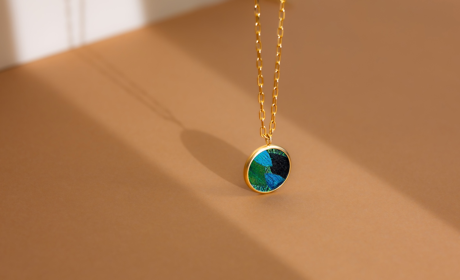 Pendant necklace product photography